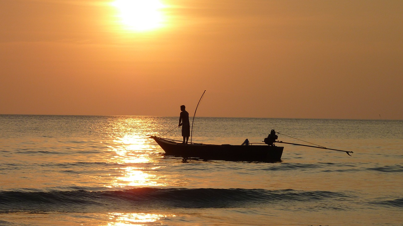 fishing-at-sunset-209112_1280
